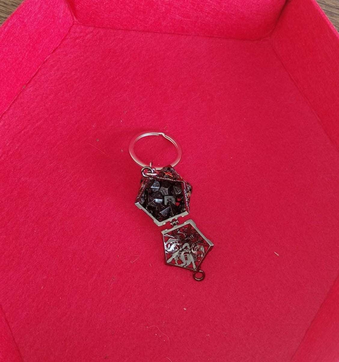 Mini Dice in Hollow D20 Keychain – Portable Micro Dice Set